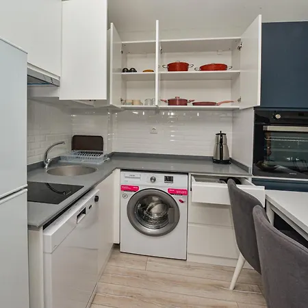C Airport Apartment *
